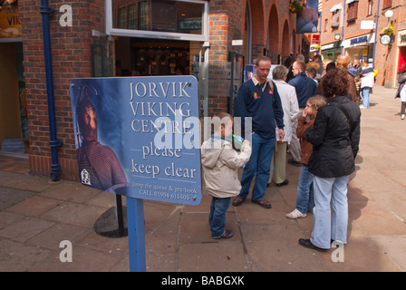 Menschen Queing bis in eine Que besuchen das Jorvik Viking Centre Museum in York, Yorkshire, Großbritannien Stockfoto