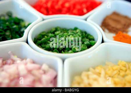 Gehackte grüne Bohnen in der Mitte des "Lazy Susan" Stockfoto