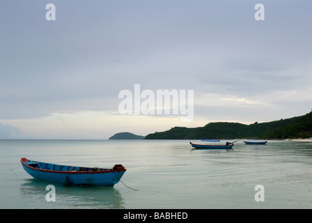 Ein paar Boote auf dem Wasser an der Insel Phu Quoc, Vietnam Stockfoto