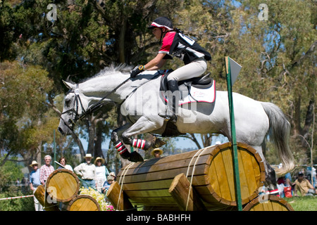 Adelaide International Horse Trials 2005 Konkurrent springen ein Hindernis beim cross Country Kurs in Australien Stockfoto