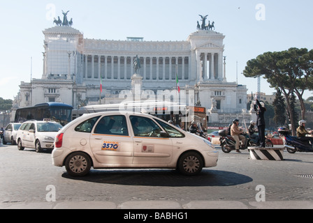 Vielleicht ist einer der verkehrsreichsten Kreuzungen von Rom, Piazza Venzia vor das Monumento Nazionale a Vittorio Emanuele II Stockfoto