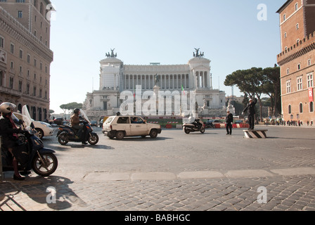 Vielleicht ist einer der verkehrsreichsten Kreuzungen von Rom, Piazza Venzia vor das Monumento Nazionale a Vittorio Emanuele II Stockfoto