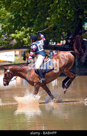 Adelaide International Horse Trials 2005 Konkurrent im Wasser während der cross Country Kurs in Australien Stockfoto