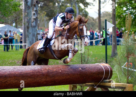 Adelaide International Horse Trials 2005 Konkurrent springen ein Hindernis beim cross Country Kurs in Australien Stockfoto