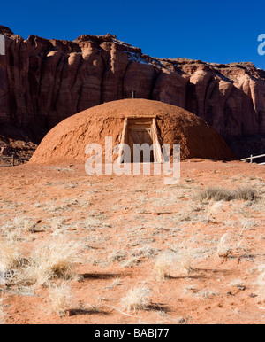 Traditiional Navajo Hogan, Haus im Monument Valley Navajo Tribal Park, Arizona, USA Stockfoto