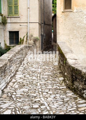 Gepflasterten Seitenstraße in Moltrasio, Italien Stockfoto