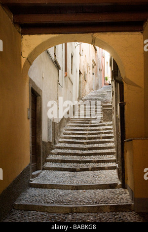 Enge Passage der Mittelalterlichen steinernen Treppen (talite') in Bellagio am Comer See, Italien Stockfoto