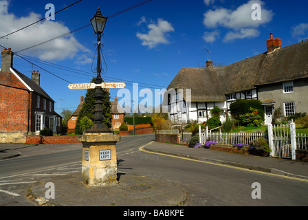 traditionellen, strohgedeckten Häuser in der Nähe der ländlichen Stadt Pewsey, Wiltshire, England UK Stockfoto