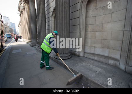 Fegen Sie außerhalb der Bank of England Straßenreinigung Reiniger Bürgersteig vor der Bank von England City von London Stockfoto