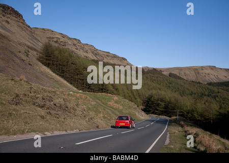 Bwlch Gebirgspass verbindet die Rhondda und Ogmore Täler in Glamorgan Wales in Nant y Moel Wald absteigend Stockfoto