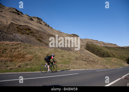 Radfahrer auf dem Bwlch Mountain Pass verbindet die Rhondda und Ogmore Täler in Glamorgan Wales Nant y Moel Wald Stockfoto