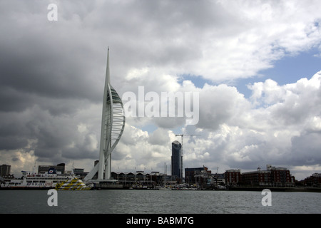 Der Spinnaker Tower, Portsmouth, gesehen vom Hafen Stockfoto