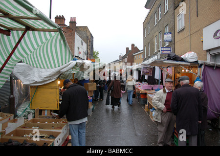 Anbieter und Käufer auf East St Markt in Walworth, London, England, Uk Stockfoto