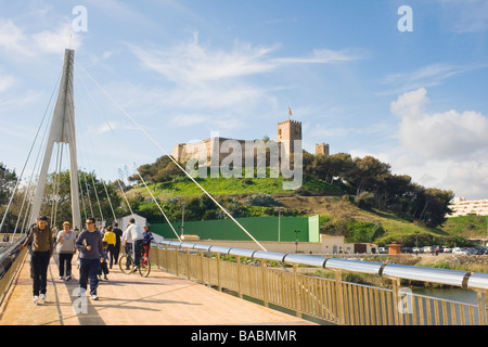 Fuengirola Malaga Provinz Costa del Sol Spanien Ansicht über die Fußgänger Fußgängerbrücke zur Burg Sohail Stockfoto