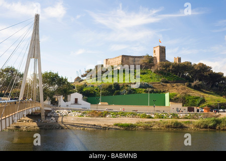 Fuengirola Malaga Provinz Costa del Sol Spanien Ansicht über die Fußgänger Fußgängerbrücke zur Burg Sohail Stockfoto