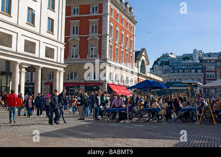 Käufer an einem sonnigen Tag an der Covent Garden Market, London, England, UK Stockfoto
