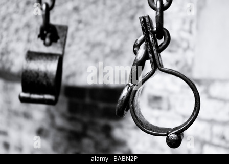 Schwarz-weiß-Fotografie der alten mittelalterlichen Gefängnis Ketten. Lass dich nicht erwischen. Strafe wartet. Stockfoto