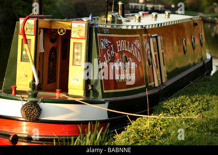 Bunte Kanalboot in den späten Abend Frühlingssonne Stockfoto