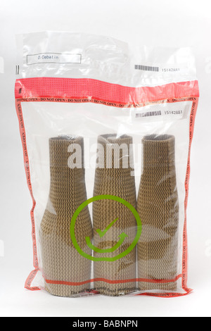 Versiegelt, Tamper Proof Pilotenkoffer für zollfreie Flughafen einkaufen in EU mit Schnapsflaschen in Wellpappe verpackt. Stockfoto