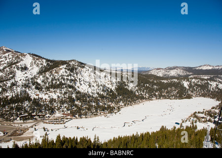 Olympic Valley, Kalifornien; Überblick darüber Squaw Creek inmitten von Schnee von oben Stockfoto