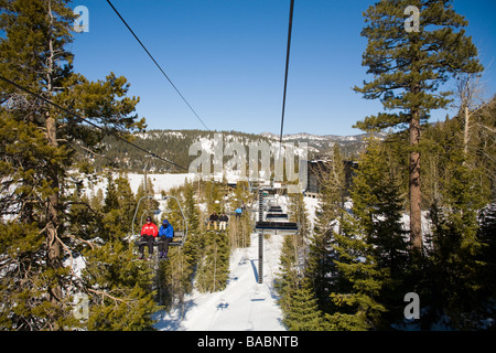 Olympic Valley, Kalifornien; Skifahrer am Sessellift Stockfoto