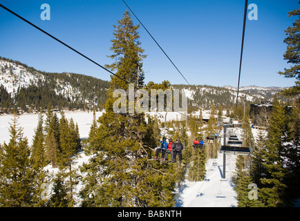 Olympic Valley, Kalifornien; Skifahrer am Sessellift Stockfoto