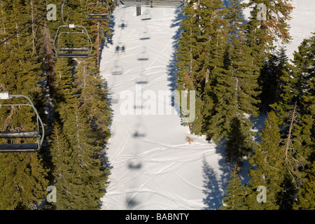 Olympic Valley, Kalifornien; Schatten der Skifahrer am Sessellift Stockfoto