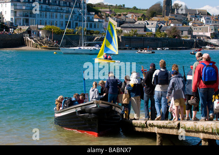 Fähre bei East Portlemouth Ferry Landing, die Passagiere nach Salcombe Town, Devon, England, Großbritannien, bringt Stockfoto