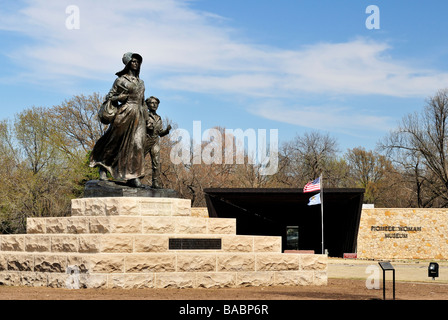 Pionier der Skulptur in Ponca City, Oklahoma, USA, mit dem Pioneer Woman-Museum im Hintergrund. Bryant Baker. Stockfoto