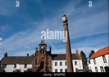 Gifford East Lothian Schottland Rathaus und Uhr mit Mercat Cross Stockfoto