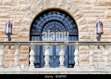 Einen Balkon und Tür auf der 2. Etage des Blick nach Süden der Marland Herrenhaus, ein Nationales Historisches Wahrzeichen in Ponca City, Oklahoma, USA. Stockfoto