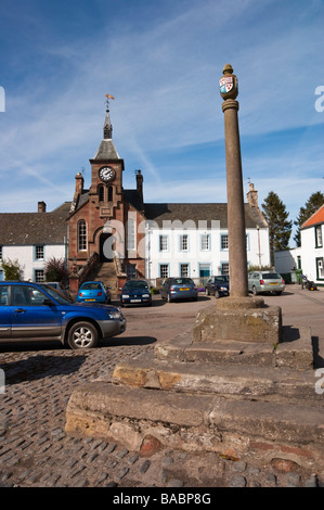 Gifford East Lothian Schottland Rathaus und Uhr mit Mercat Cross Stockfoto