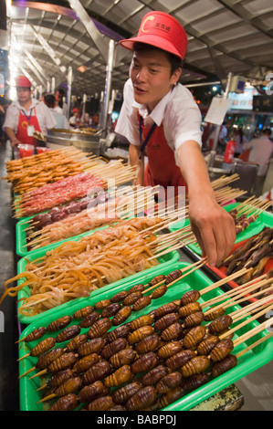 Exotische Speisen wie Schlange und Insekten für den Verkauf von Ständen, Donghuamen Yeshi Nachtmarkt, Peking, China Stockfoto