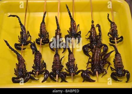 Exotische Lebensmittel wie gegrillter Skorpion für den Verkauf von Ständen, Donghuamen Yeshi Nachtmarkt, Peking, China Stockfoto