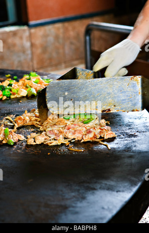Zubereitung von Speisen im Mongolie World Famous hineinschütten Grillrestaurant in Whistler Village, British Columbia, Kanada. Stockfoto