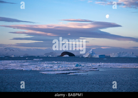 Meer Eis und blau Tafeleisberge nach Sonnenuntergang mit Mond in der Nähe von Paulet Insel antarktischen Halbinsel Antarktis Stockfoto