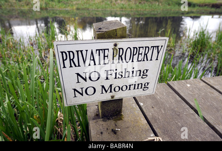 PRIVATE UNTERKUNFT / / ANGELN/NEIN ANLEGESTELLE ZEICHEN AUF EINEM BRITISCHEN KANAL LEINPFAD. Stockfoto