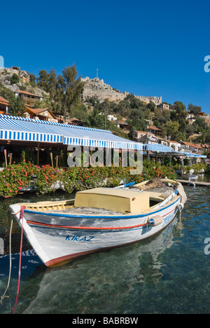 Boot mit Simena Burg im Hintergrund Türkei Stockfoto