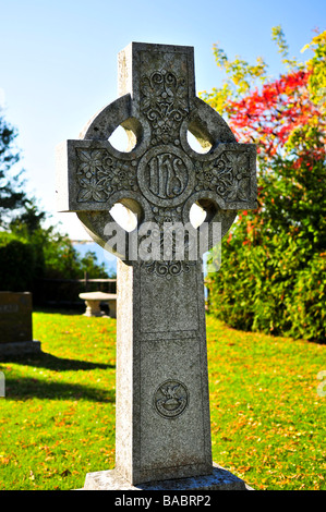 Hellen Friedhof Liegewiese mit alten keltischen Kreuze Stockfoto