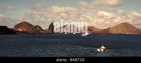 Galapagos Islands.Bartholomew Island.View aus dem Meer mit Pinnacle Rock und James Island auf der rechten Seite und hinten. Stockfoto