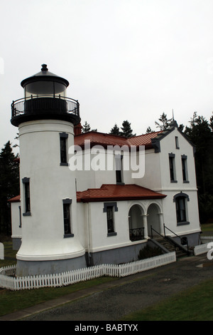 Whidbey Island Leuchtturm an einem düsteren Januarnachmittag im Deception Pass State Park. Stockfoto