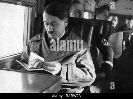 Hitler, Adolf, 20.4.1889 - 30.4.1945, deutscher Politiker (NSDAP), Führer und Reichskanzler seit 1933, halbe Länge, Lektüre im Flugzeug, 1930er Jahre, Stockfoto