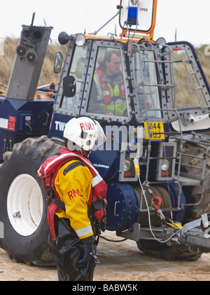 Traktor benutzt IM ZUSAMMENHANG MIT DER DURCHFÜHRUNG DER ATLANTIC 75 ILB VOM STRAND HAPPISBURGH NORFOLK EAST ANGLIA ENGLAND GROSSBRITANNIEN Stockfoto