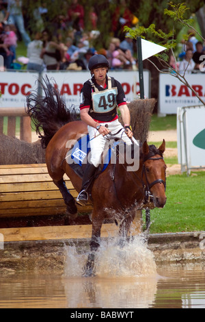 Adelaide International Horse Trials 2005 Konkurrent im Wasser während der cross Country Kurs in Australien Stockfoto