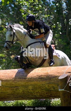 Adelaide International Horse Trials 2005 Konkurrent springen ein Hindernis beim cross Country Kurs in Australien Stockfoto