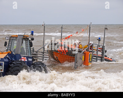 DIE WIEDERHERSTELLUNG DER ATLANTISCHEN 75 ILB STRAND MIT TRAKTOR HAPPISBURGH NORFOLK EAST ANGLIA ENGLAND GROßBRITANNIEN Stockfoto