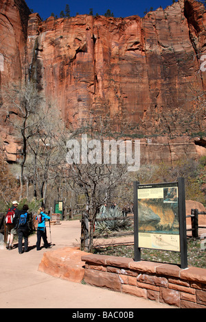 Info-Tafeln zu Beginn der Uferpromenade Tempel der Sinawava Zion Canyon National Park in Utah usa Stockfoto