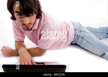 junger Mann auf laptop Stockfoto