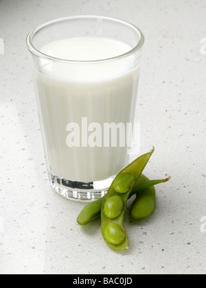 Ein Glas Sojamilch und Edamame Bohnen Stockfoto