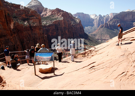 Wanderer genießen Sie den Blick am Ende des Canyon Overlook trail Zion Canyon National Park in Utah usa Stockfoto